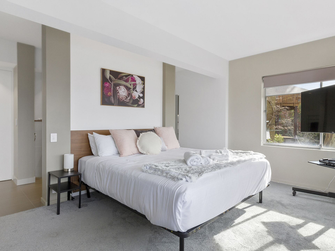 Bedroom 1, Spectacular Views - 5 Bedroom House, Hobart