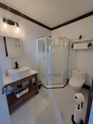 Bathroom 3, Stone House Kenora, Kenora