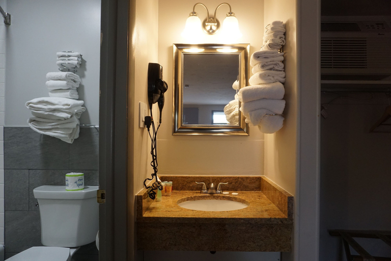 Bathroom 4, Harvest Drive Family Inn, Lancaster