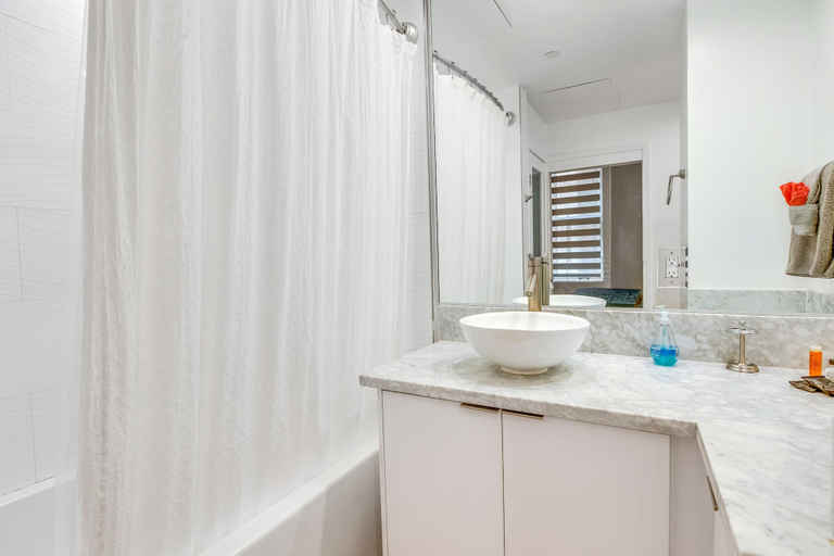 Bathroom 4, Oneluxstay At HWH LA Downtown, Los Angeles