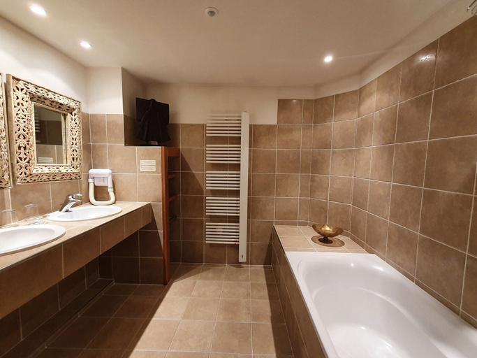Bathroom 5, Chambre D'hôtes Château de Lussac, Gironde