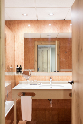 Bathroom 5, Hotel Acta Arthotel