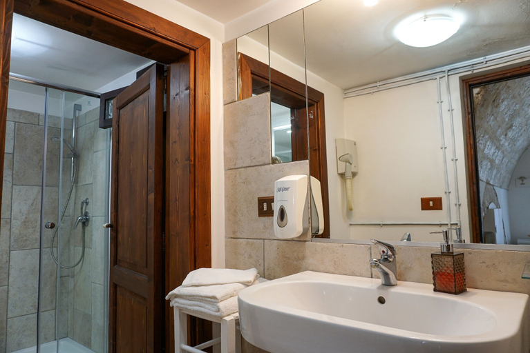 Bathroom 3, Dal Canonico, Bari