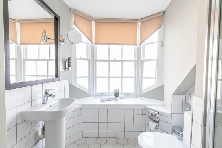 Bathroom 4, Black Friars, Highland