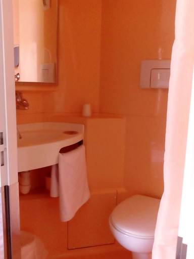 Bathroom 5, Hôtel Première Classe Belfort, Territoire de Belfort