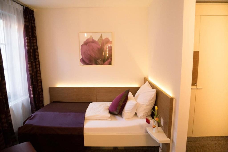 Bedroom 1, TRIP INN Kaiser Hotel & Restaurant Heidelberg-Schriesheim, Rhein-Neckar-Kreis