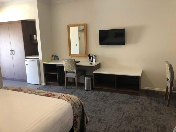 Bedroom 4, Young Federation Motor Inn, Young