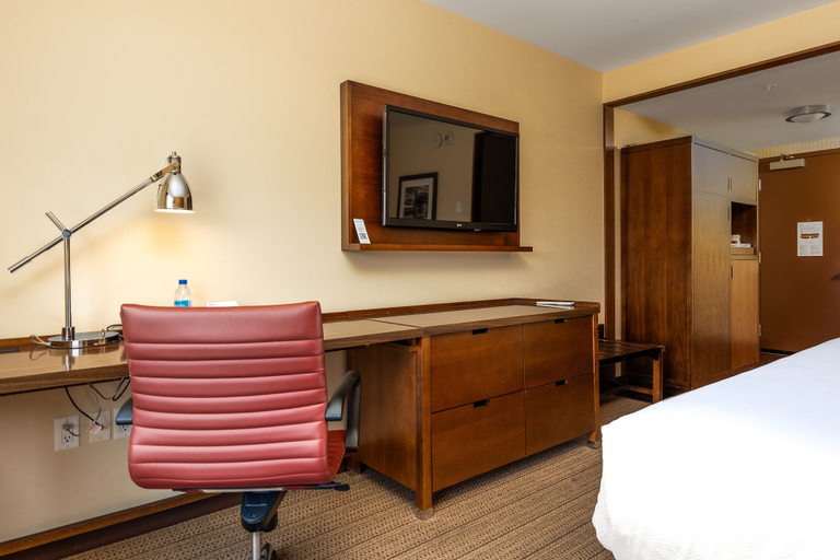 Bedroom 4, Four Points by Sheraton Kelowna Airport, Central Okanagan