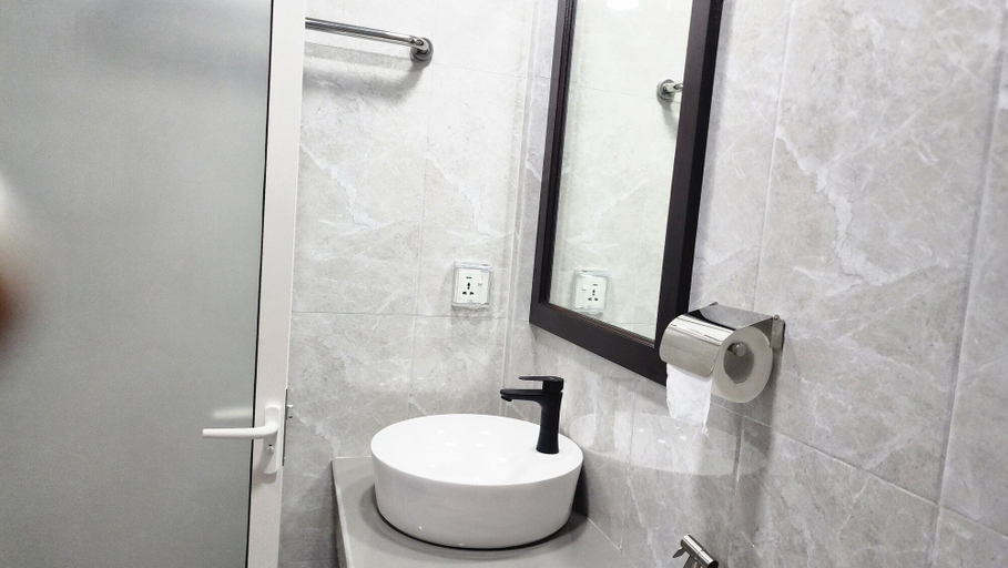 Bathroom 4, Isle inn