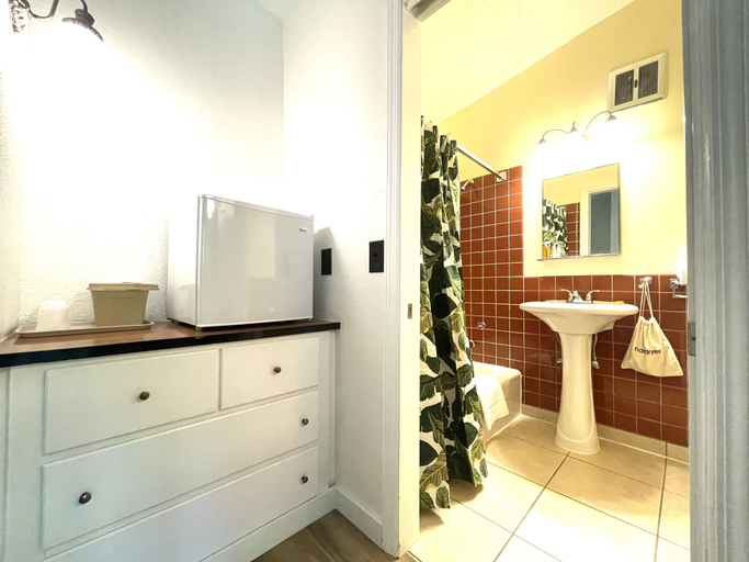 Bathroom 4, Toll Road Inn, Bennington