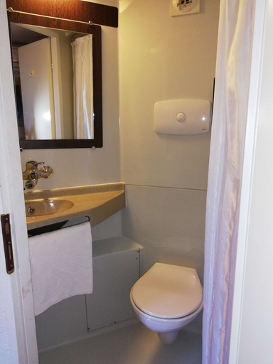 Bathroom 5, Premiere Classe Beziers, Hérault