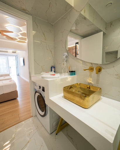 Bathroom 3, Adam & Eve Suites, Sarandës