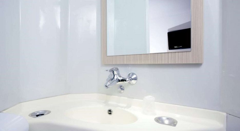 Bathroom 5, Premiere Classe Lille Nord - Roncq, Nord