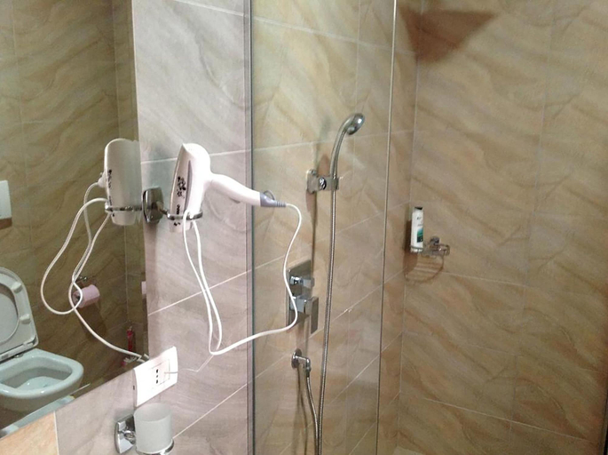 Bathroom 3, Hotel Green, Tiranës