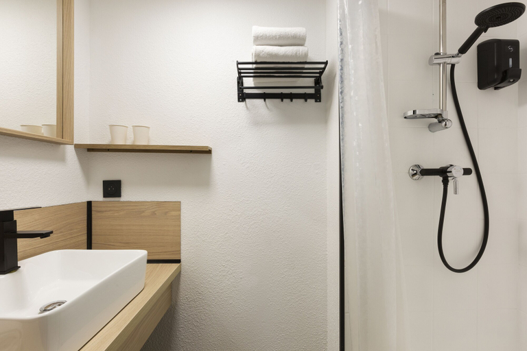 Bathroom 4, Enzo Hotels Chartres Mainvilliers, Eure-et-Loir