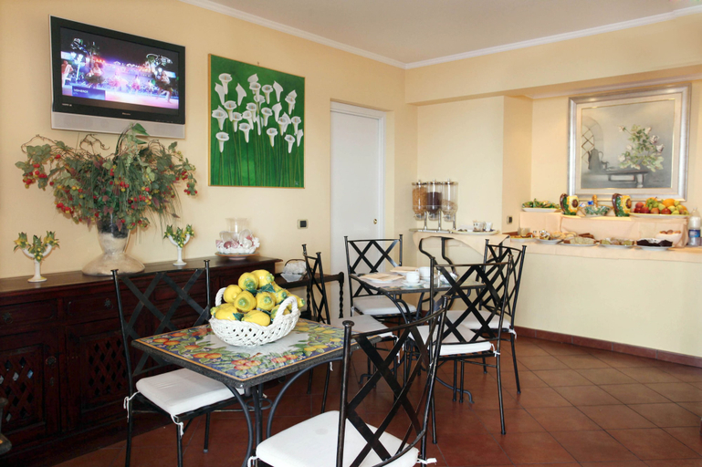 Food & Drinks 5, Mendolia Beach Hotel, Messina