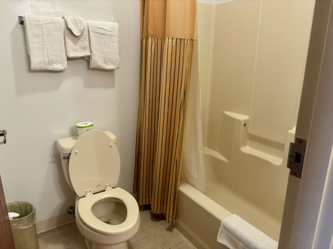 Bathroom 4, Passport Inn, Lancaster