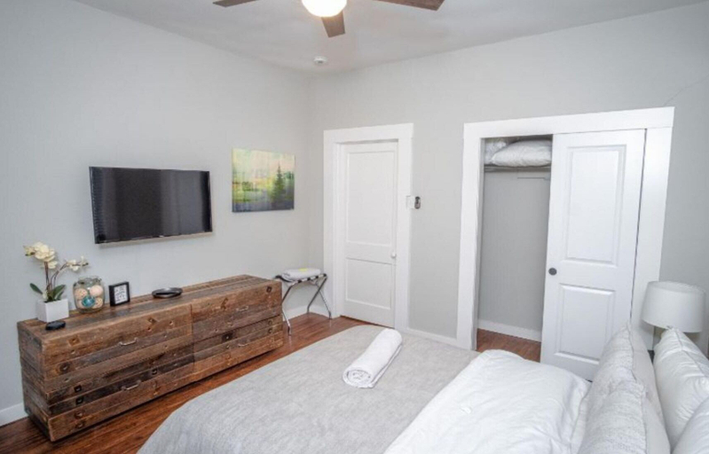 Bedroom 3, Remodeled Modern 1BR 1BA Apt Near Downtown 5min Pearl, Bexar