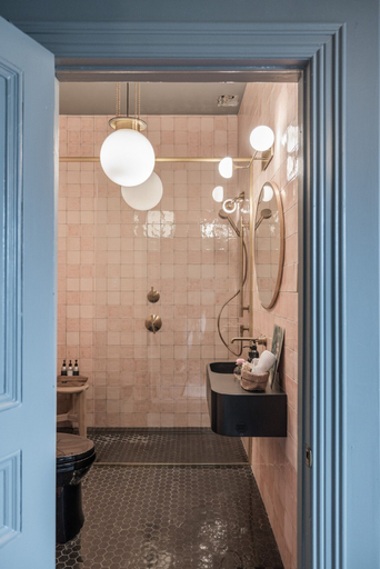 Bathroom 5, Dvele Inn, Division No. 1