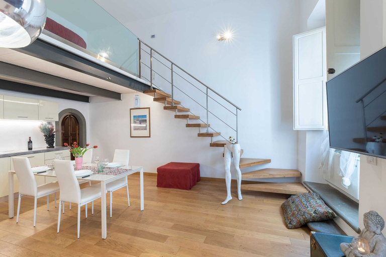 Others 5, Monalda Loft 2, Florence