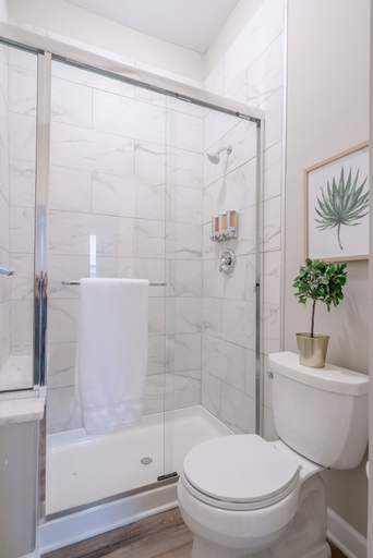 Bathroom 3, Designer Townhome 2 of 3 Left Side - JZ Vacation Rentals, Saint Louis