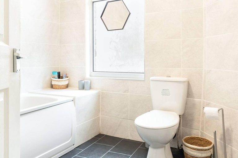 Bathroom 3, 3 Bed House - Sleeps 7 - Garden - Parking - Wifi, Sefton