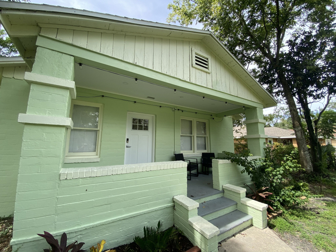 Exterior & Views 2, Totally 80's, Seminole