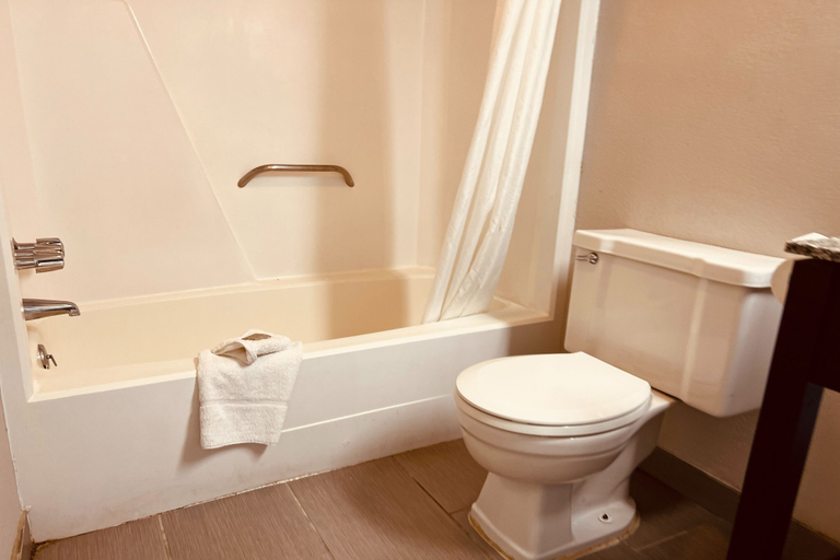 Bathroom, Cambridge Inn, Oklahoma