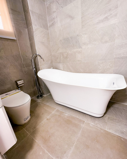 Bathroom 4, The Gibs Hotel, Obio/Akp