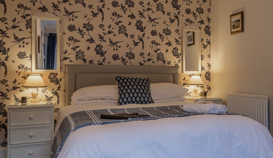 Bedroom 2, Glyntwrog House, Conwy