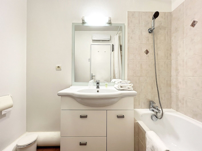 Bathroom, Val Hôtel, Yvelines