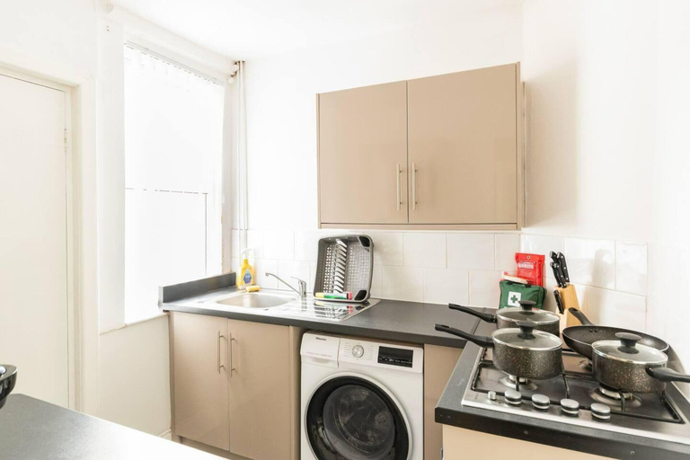 Others 4, 3 Bed House - Sleeps 7 - Garden - Parking - Wifi, Sefton
