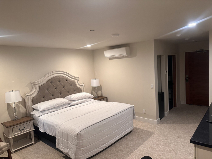 Bedroom 4, Lakeview Hotel, King