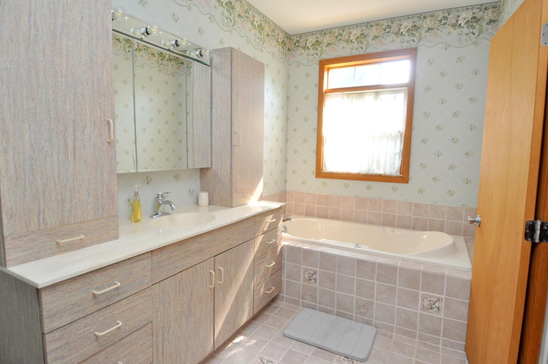 Bathroom 3, Blue Badger Cottage, Morgan