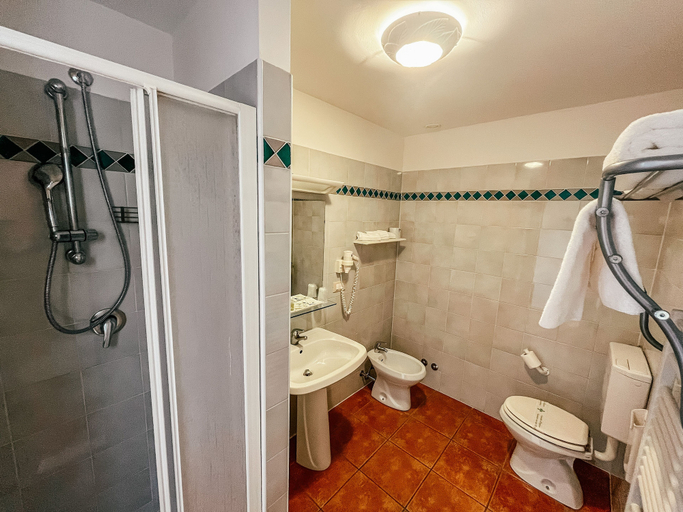 Bathroom 4, Hotel Caroline, Varese
