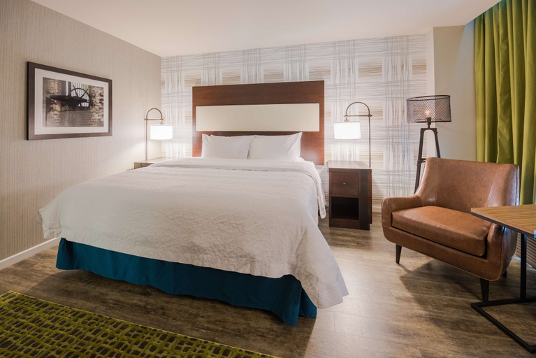 Bedroom 4, Hampton Inn & Suites Washington DC-Navy Yard, Washington D.C.