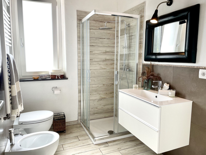 Bathroom 5, Is Cheas wine farm boutique hotel, Oristano