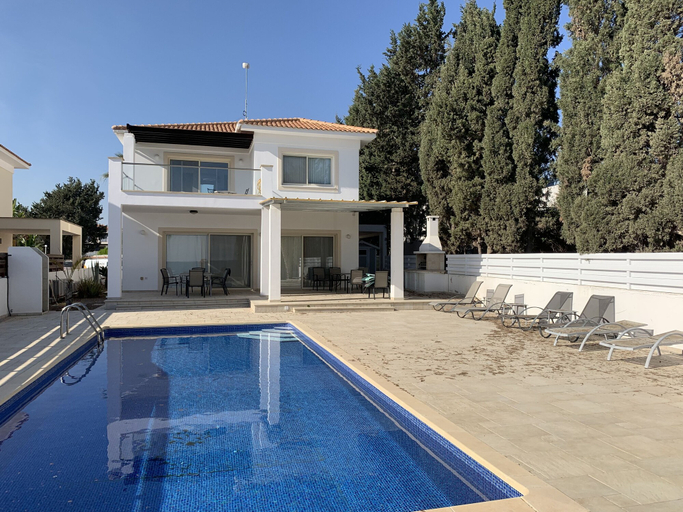 Sport & Beauty 5, Beachfront Family Holiday Villa Perivolia, Larnaca