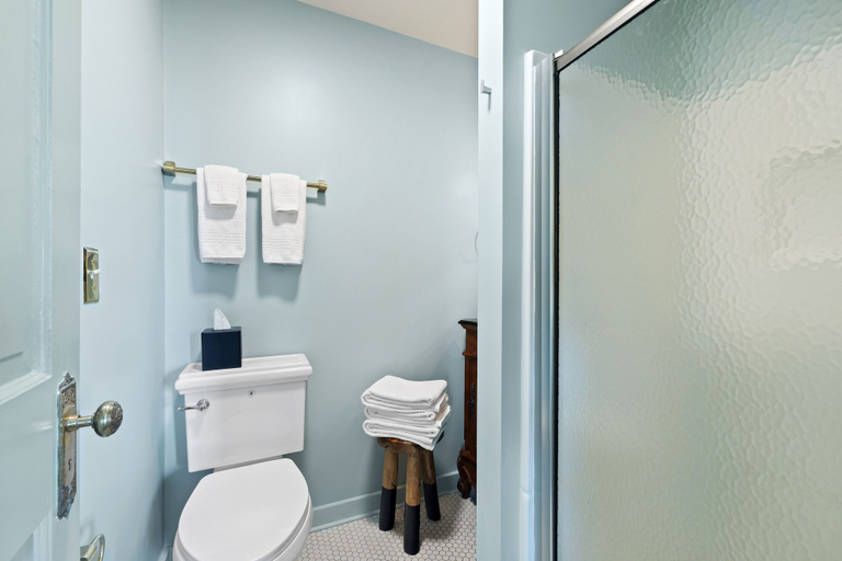 Bathroom 4, The Atlantic Inn, Washington