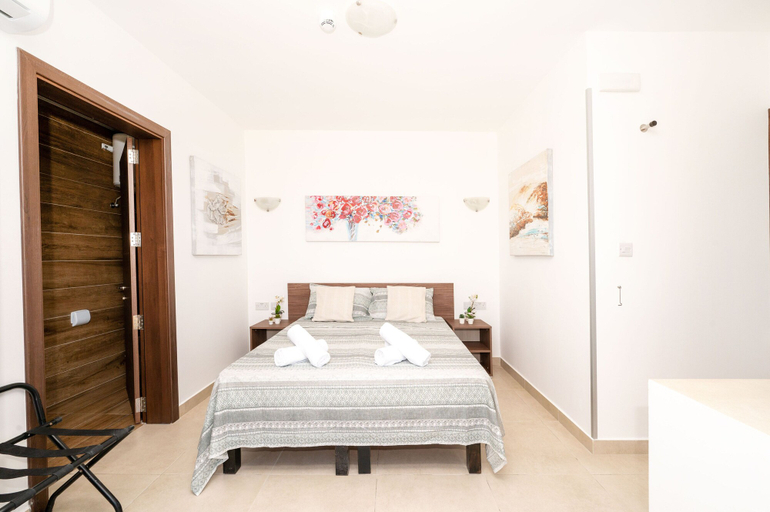 Bedroom 3, Islet Seafront Penthouse with Hot tub, Saint Paul's Bay