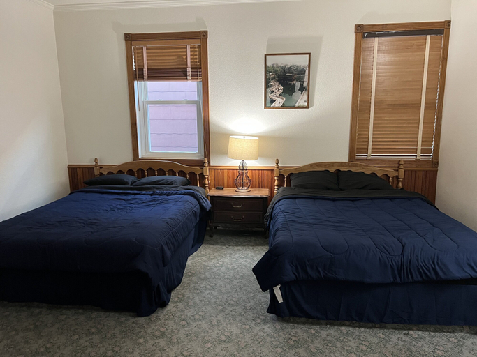 Bedroom 2, Delta Queen Lodge Bar Restaurant, Sacramento