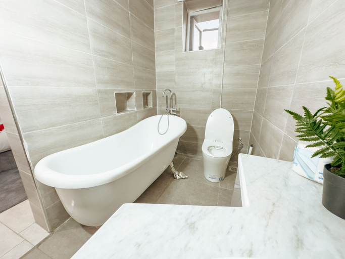 Bathroom 3, The Gibs Hotel, Obio/Akp