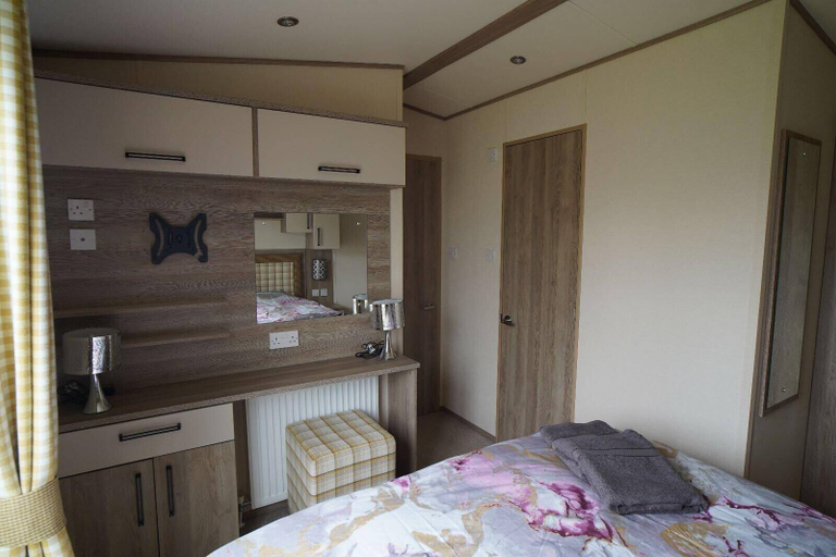 Bedroom 2, Luxury Caravan-sleeps 6- Pets Ok-site Pool, Cambridgeshire