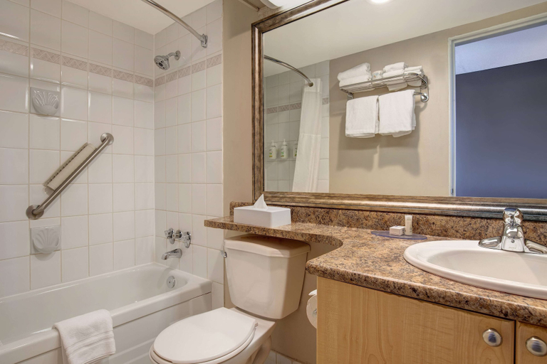 Bathroom 5, Days Inn by Wyndham Victoria Uptown, Capital
