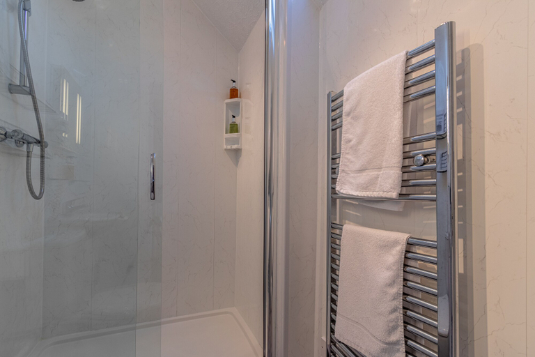 Bathroom 4, Glyntwrog House, Conwy