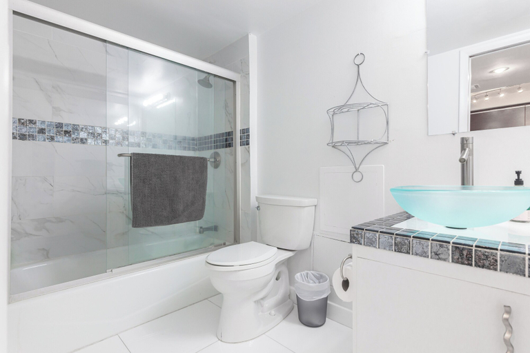 Bathroom 4, Ocean View Luxury Condo, Miami-Dade
