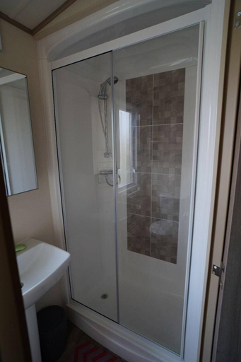 Bathroom 3, Luxury Caravan-sleeps 6- Pets Ok-site Pool, Cambridgeshire