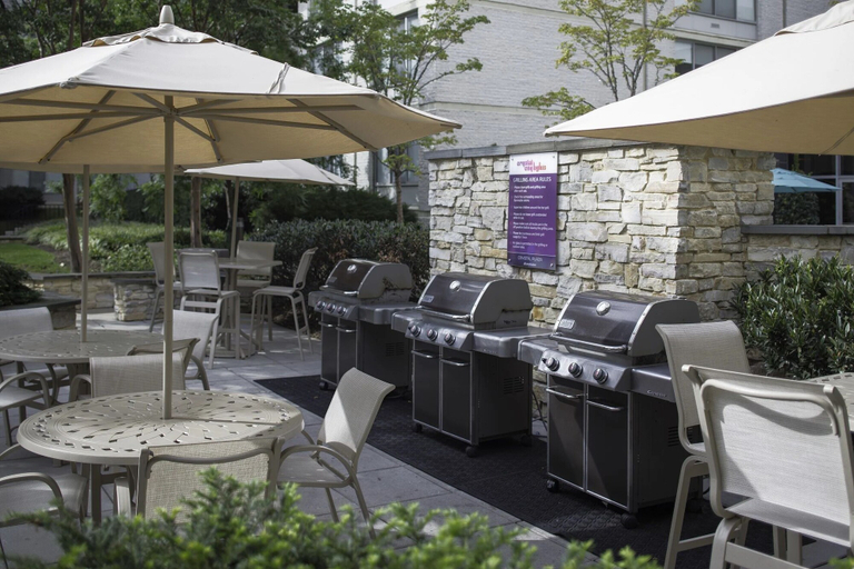 Food & Drinks 5, Bright Comfort in DC Apts, Arlington