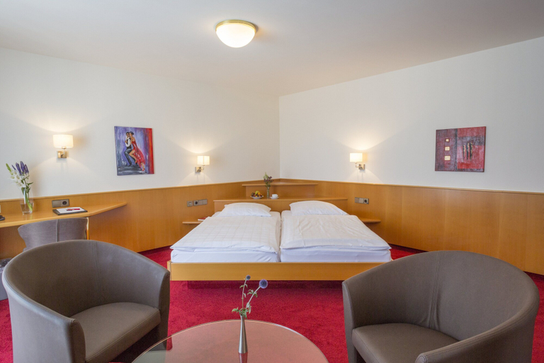 Bedroom 2, Landidyll Hotel Lamm, Ludwigsburg