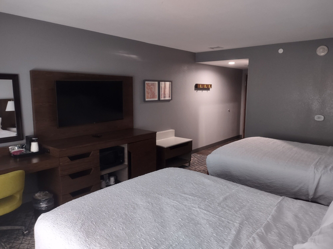 Bedroom 5, Hampton Inn & Suites Pittsburgh New Stanton, Westmoreland